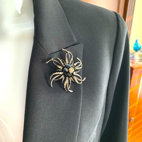 Vintage brooch pin back sparkling flower with shiny black beadings & rhinestones - Picture 6 of 12